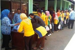 Ratusan petugas kebersigan saat menerima THR
